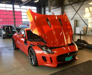 Auto import service van een Jaguar F-type Cabrio.